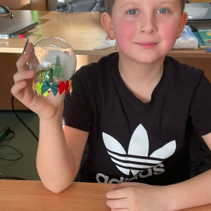 Uczniowie pokazują wykonane przez siebie ozdoby świąteczne 