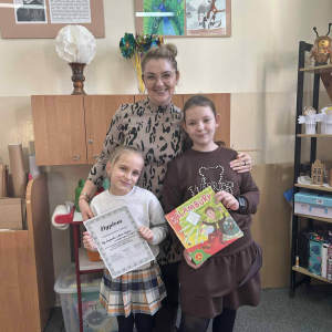 Uczennice wraz z wychowawczynią