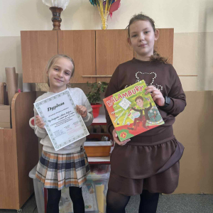 Nasze uczennice z nagrodami i dyplomami 