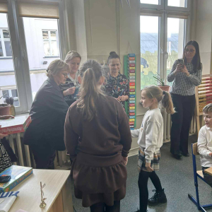 Uczennice odbierają gratulacje, dyplomy i nagrody