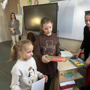 Uczennice odbierają gratulacje, dyplomy i nagrody