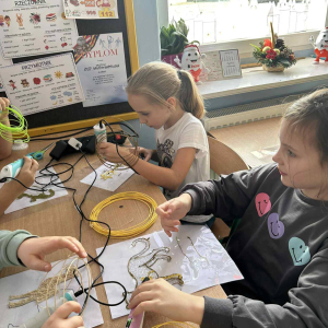 Uczniowie przy stolikach pracują długopisami 3D i zapamiętują zwierzęta z lektury