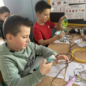 Uczniowie przy stolikach pracują długopisami 3D i zapamiętują zwierzęta z lektury