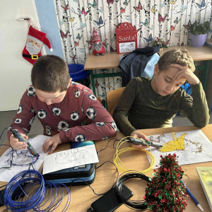 Uczniowie przy stolikach pracują długopisami 3D i zapamiętują zwierzęta z lektury