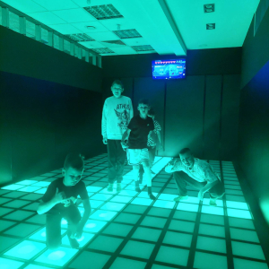 Uczniowie podczas zabawy w piksele