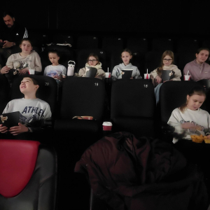 Uczniowie w kinie 