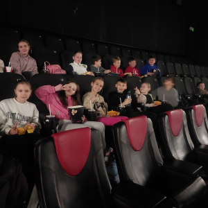Uczniowie w kinie 