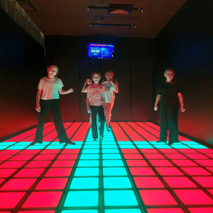 Uczniowie podczas zabawy w piksele