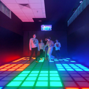 Uczniowie podczas zabawy w piksele