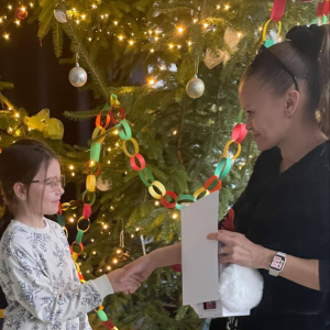 Uczniowie przyjmują gratulacje, dyplom i nagrody od nauczyciela