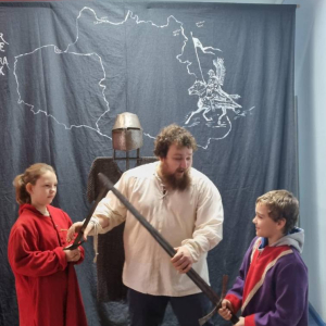 Uczniowie pomagają w prezentacji strojów i rekwizytów