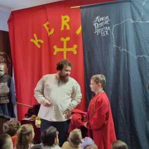 Uczniowie pomagają w prezentacji strojów i rekwizytów