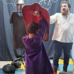 Uczniowie pomagają w prezentacji strojów i rekwizytów