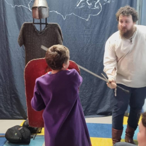 Uczniowie pomagają w prezentacji strojów i rekwizytów