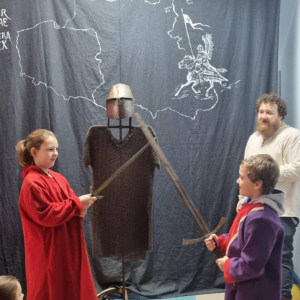 Uczniowie pomagają w prezentacji strojów i rekwizytów