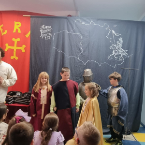 Uczniowie pomagają w prezentacji strojów i rekwizytów