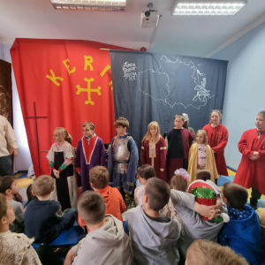 Wszyscy pomocnicy stoją na środku 