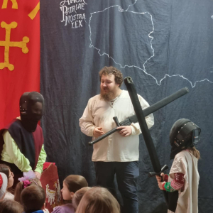 Uczniowie pomagają w prezentacji strojów i rekwizytów