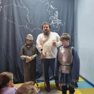 Uczniowie pomagają w prezentacji strojów i rekwizytów