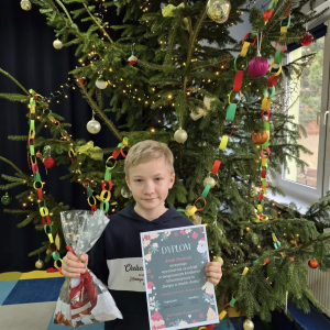 Uczniowie z nagrodami i dyplomem 