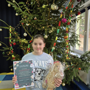 Uczniowie z nagrodami i dyplomem 