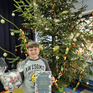 Uczniowie z nagrodami i dyplomem 