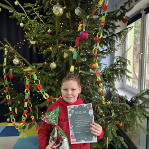 Uczniowie z nagrodami i dyplomem 