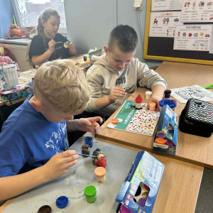 Uczniowie w klasie III malują odlewy