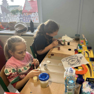 Uczniowie w klasie III malują odlewy