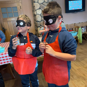 Dzieci odgadują zapachy świąteczne