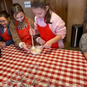 Dzieci przygotowują lukier do pierników