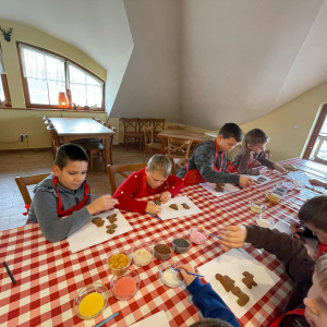 Dzieci zdobią pierniki według własnego pomysłu