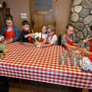 Dzieci przygotowują lukier do pierników