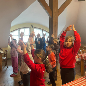 Zabawa ruchowa przy świątecznej muzyce