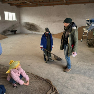 Dzieci poznają strój wędkarza i słuchają bajkę o Rybaku i złotej rybce