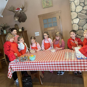 Dzieci przygotowują lukier do pierników