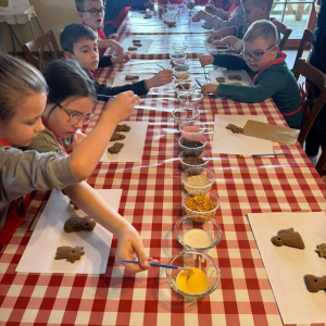 Dzieci zdobią pierniki według własnego pomysłu