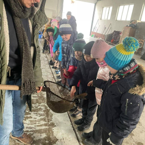 Dzieci poznają strój wędkarza i słuchają bajkę o Rybaku i złotej rybce