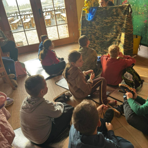 Dzieci uczestniczą w teatrzyku