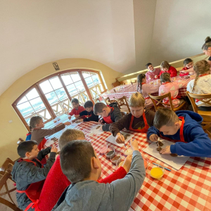 Dzieci zdobią pierniki według własnego