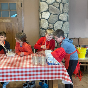 Dzieci przygotowują lukier do pierników