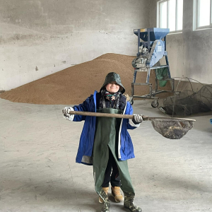 Dzieci poznają strój wędkarza i słuchają bajkę o Rybaku i złotej rybce