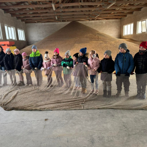 Dzieci poznają strój wędkarza i słuchają bajkę o Rybaku i złotej rybce