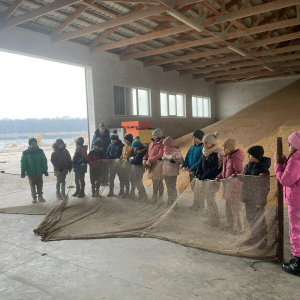 Dzieci poznają strój wędkarza i słuchają bajkę o Rybaku i złotej rybce