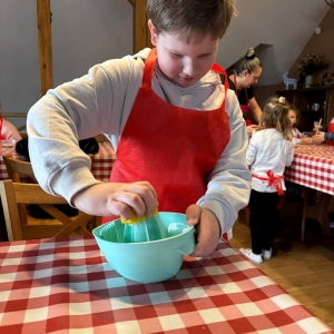 Dzieci przygotowują lukier do pierników