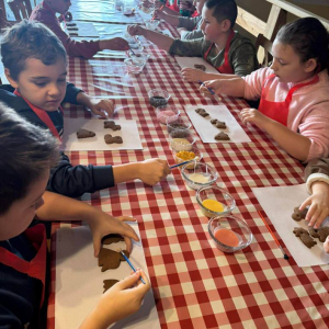 Dzieci zdobią pierniki według własnego pomysłu