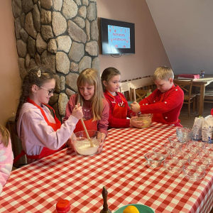 Dzieci przygotowują lukier do pierników