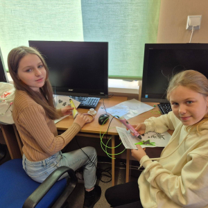 Uczniowie pracują z długopisami 3D i wykonują ozdoby świąteczne