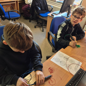 Uczniowie pracują z długopisami 3D i wykonują ozdoby świąteczne