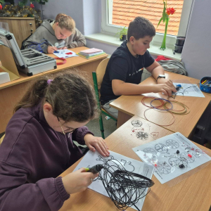 Uczniowie pracują z długopisami 3D i wykonują ozdoby świąteczne